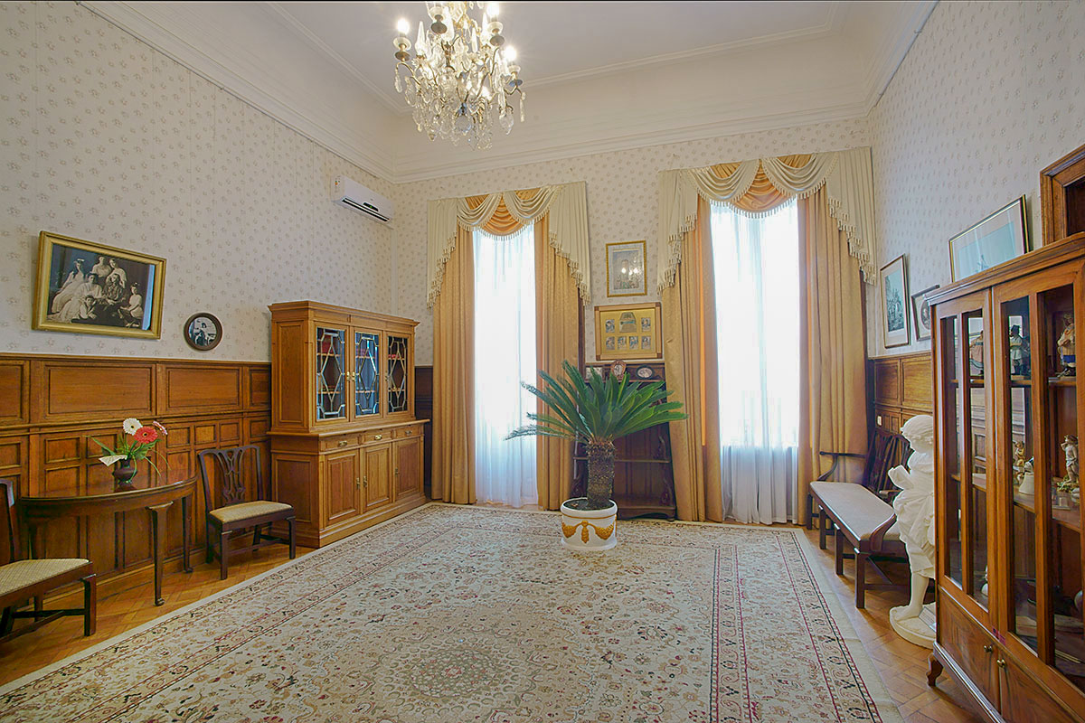 Наиболее скромным убранством среди императорских покоев Ливадийского дворца отличается классная комната великих княжон.