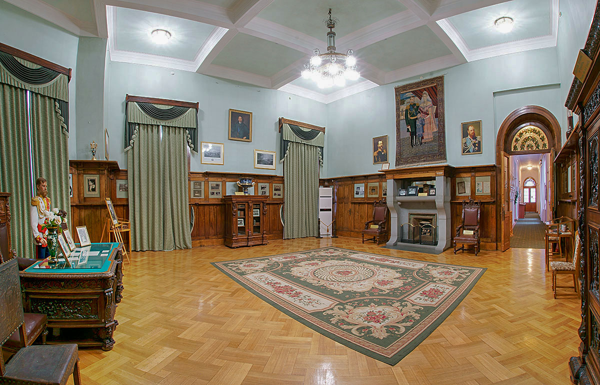 Рабочий кабинет Николая II на втором этаже Ливадийского дворца – одно из самых привлекательных помещений, украшенное многими произведениями искусства.