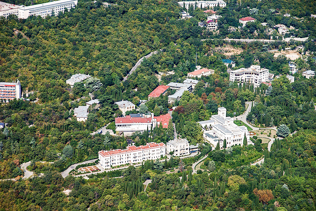 Высотная фотография показывает, как расположен на местности Ливадийский дворец, построенный в начале прошлого века архитектором Красновым для Николая II.