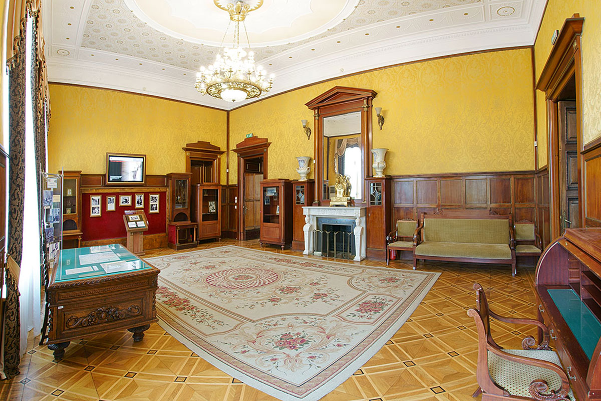 Сам императорский кабинет нижнего этажа Лвадийского дворца во время проведения Ялтинской конференции выполнял функции спальни Франклина Рузвельта.