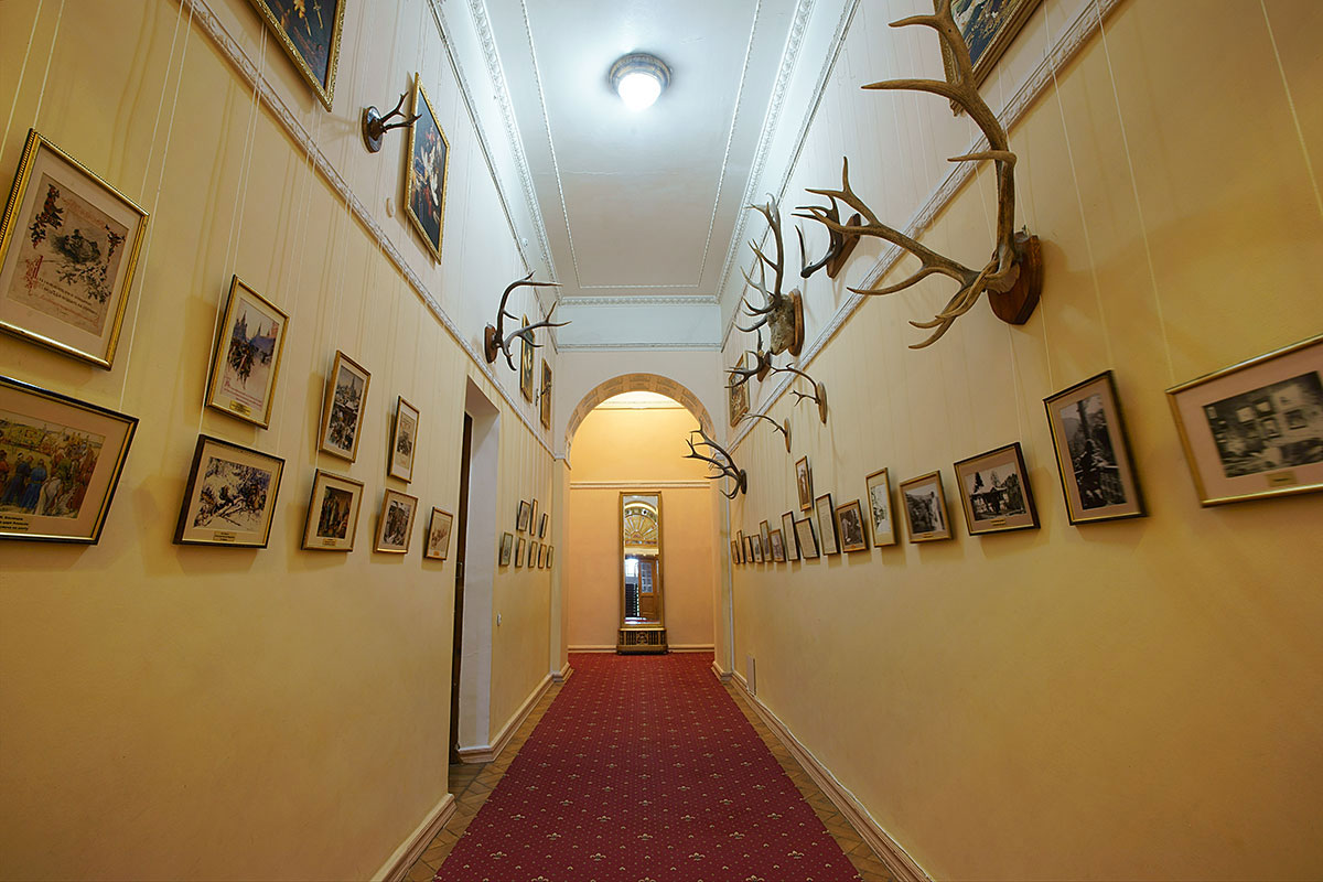 Коридор нижнего этажа Ливадийского дворца стал местом размещения выставки о императорских охотах при посещениях южной резиденции.