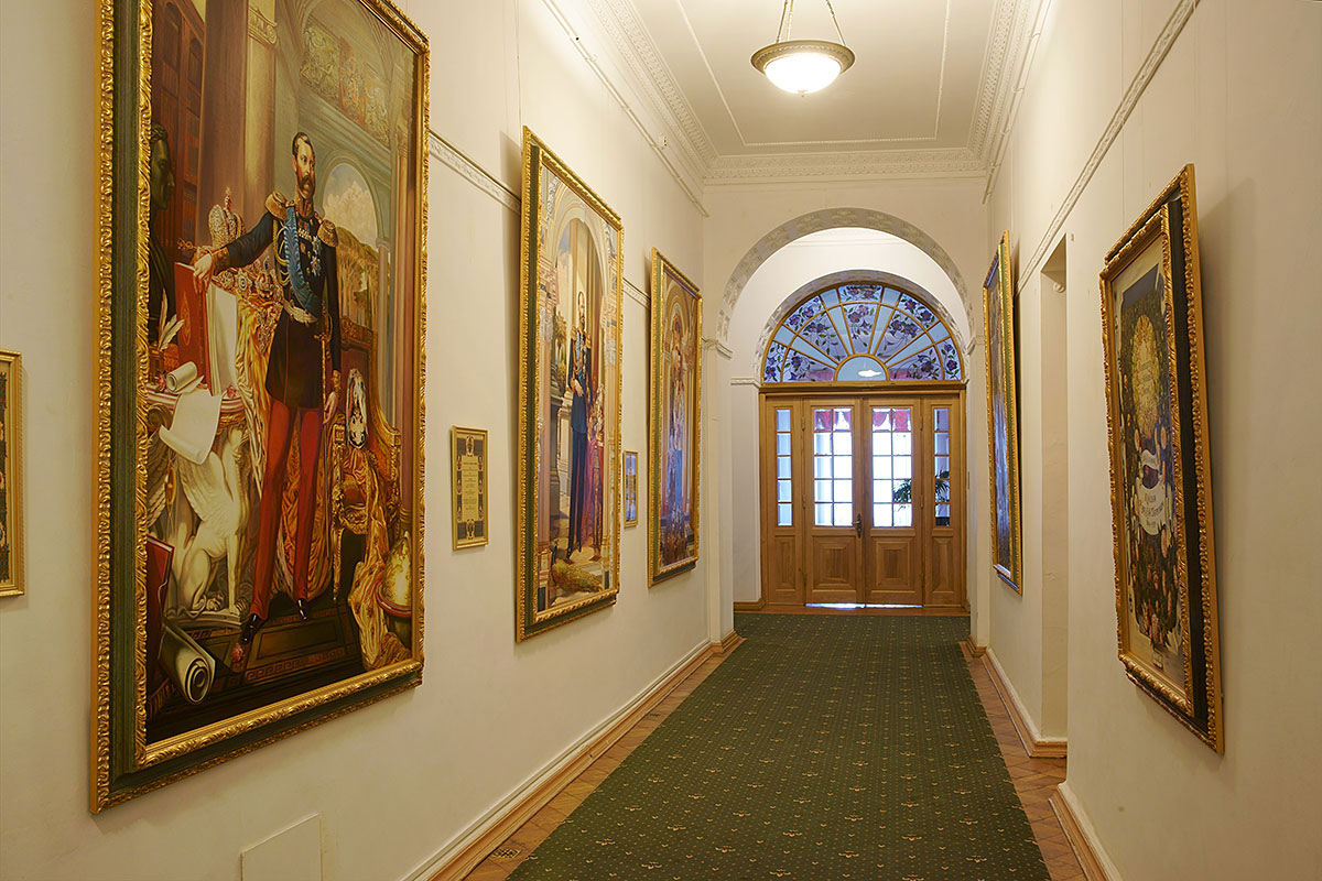 В коридоре второго этажа императорского Ливадийского дворца размещены крупногабаритные портреты властителей, выполненные современными художниками.