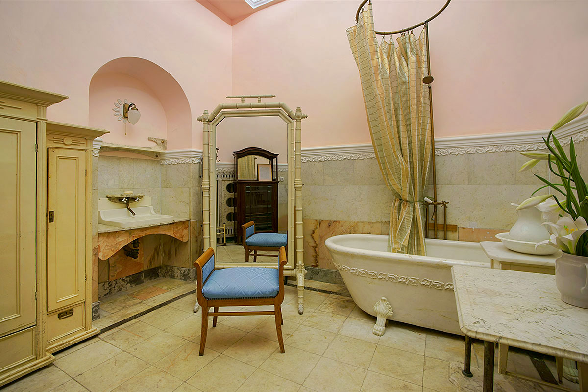 Гигиеническая комната на втором этаже Ливадийского дворца отличается от современных ванных только размерами помещения и некоторыми деталями.