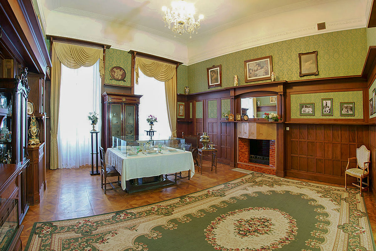 Семейная Малая столовая в Ливадийском дворце использовалась для принятия пищи и непосредственного общения членов императорской семьи.