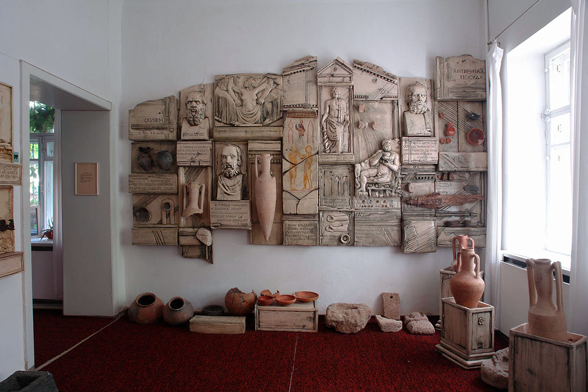 Музей истории грязелечения использовал в оформлении экспозиции и археологические находки, и выполненные под старину современные работы ваятелей.