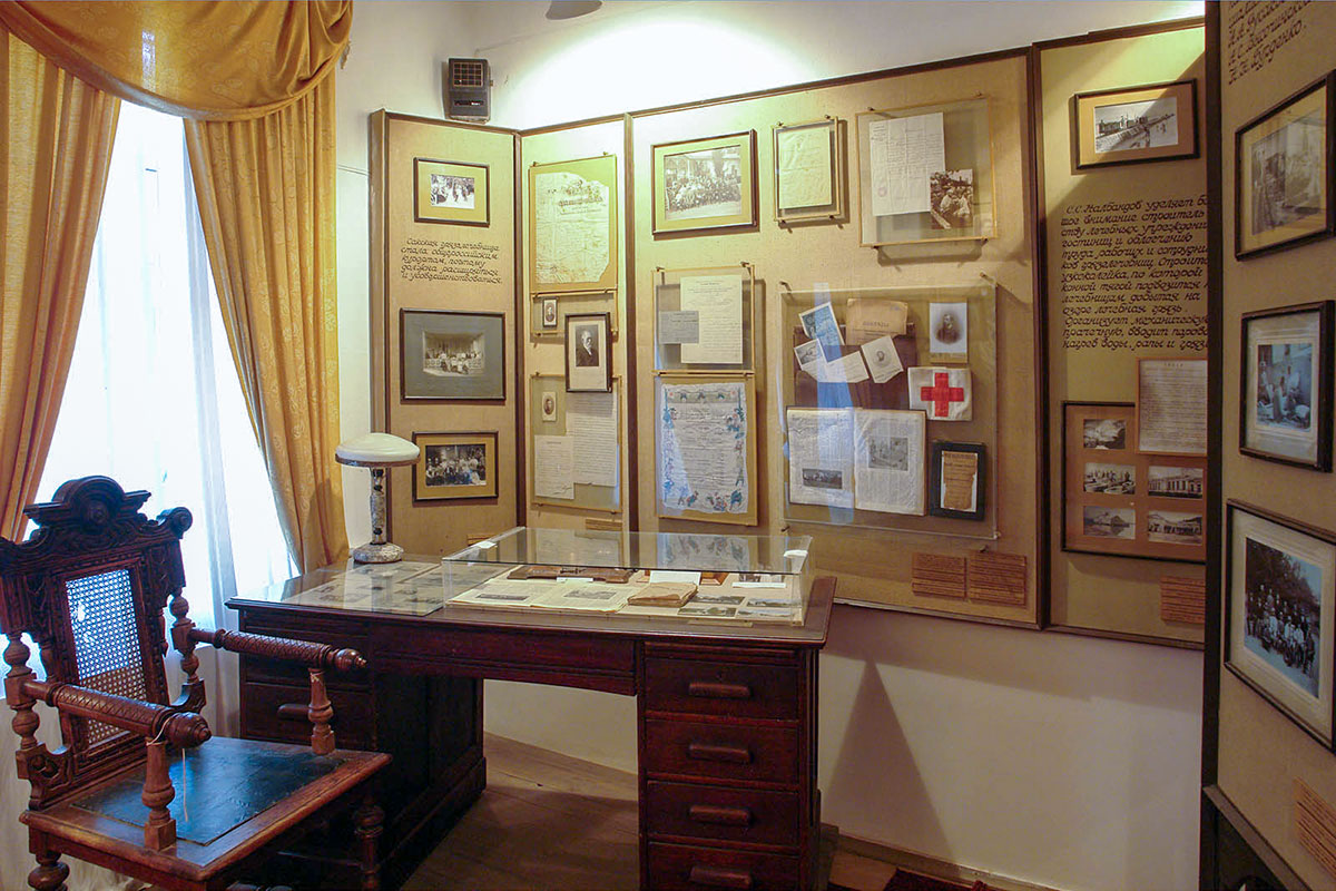 Отдельную экспозицию музей истории грязелечения посвятил многолетнему главврачу курорта Сергею Сергеевичу Налбандову, занявшему должность в 1909 году.