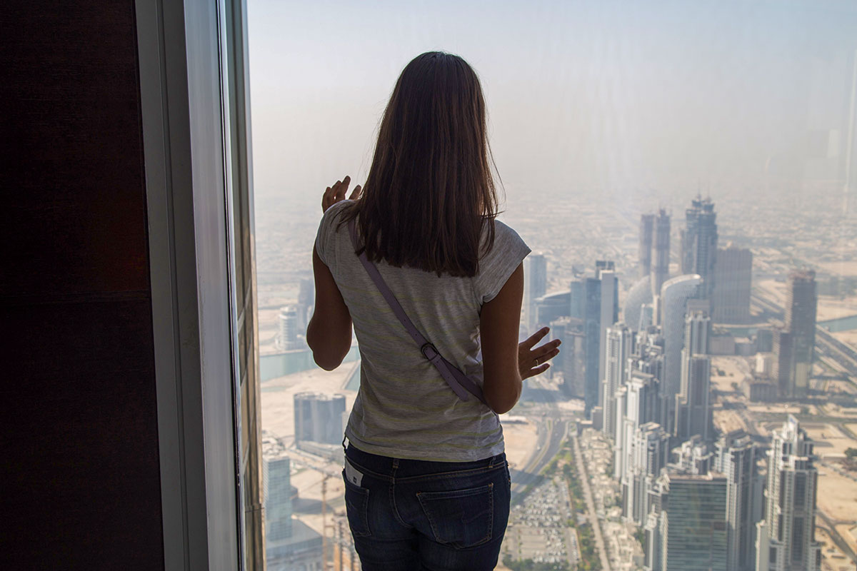 Застекленные смотровые площадки мирового рекордсмена высоты, башни Бурдж Халифа, тоже являются владелицами мирового достижения.