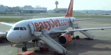 новость 28-04-2019 На борту рейса EasyJet пассажир пытался открыть запасной выход