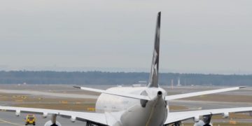 Женщина бросила монеты в двигатель самолета на удачу