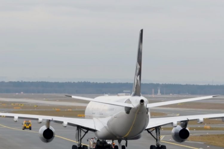 Женщина бросила монеты в двигатель самолета на удачу