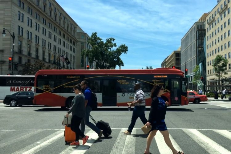 Чиновники в штате Вашингтон пытаются закрыть аэропорт для депортации