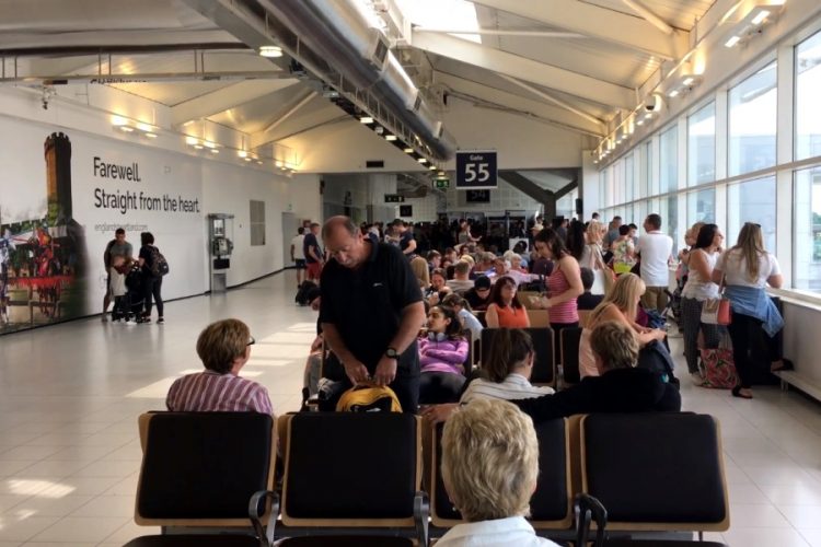 Jet2 призывает изменить права пассажиров: за задержки нужно платить меньше