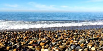 Туристы отправились в путешествие, чтобы убрать чужой мусор