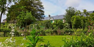 На сайте Airbnb предлагают арендовать дом Моне