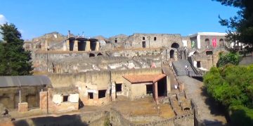 Турист пытался украсть фрагмент плитки в Помпеи