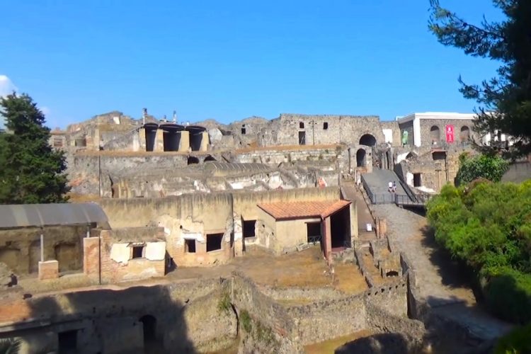 Турист пытался украсть фрагмент плитки в Помпеи