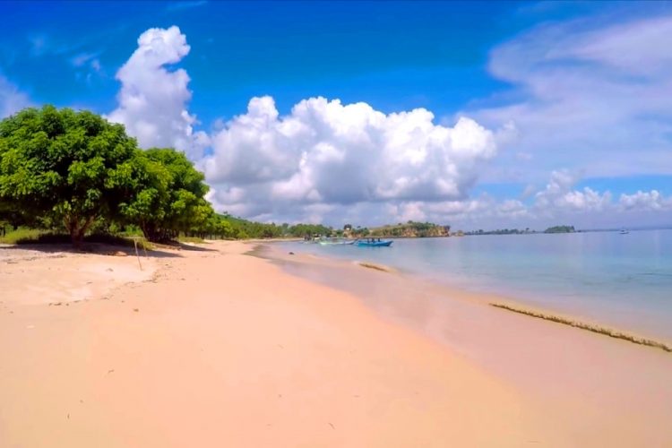 Пластик засорил популярный пляж в Индонезии