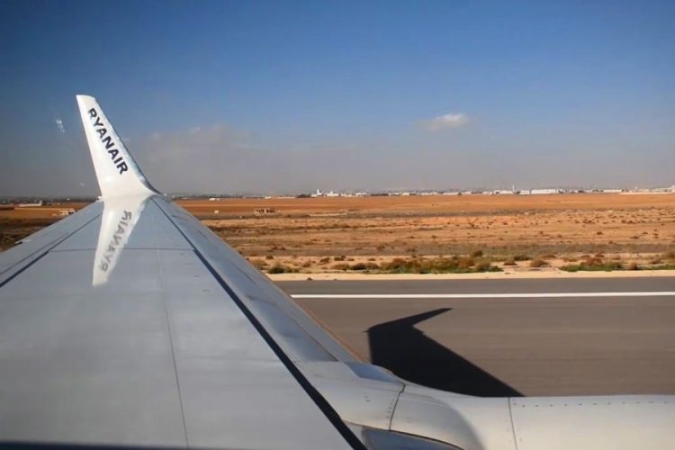 Авиакомпания Ryanair не пустила на рейс беженца