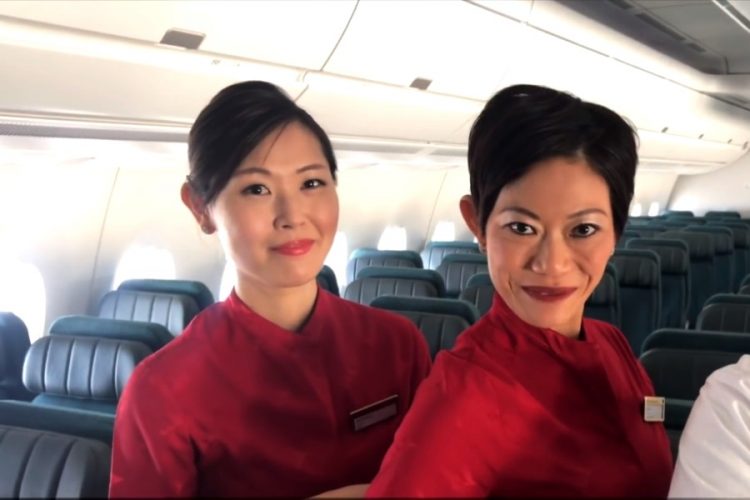 Стюардесс Cathay Pacific уволили за воровство