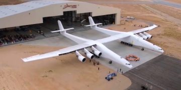 Состоялся первый полет крупнейшего самолета Stratolaunch