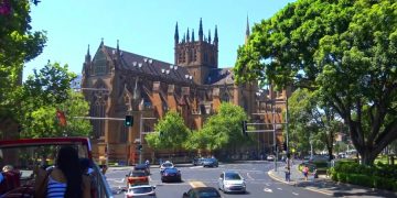 В сети Instagram популярность набирает страница обнаженных туристов