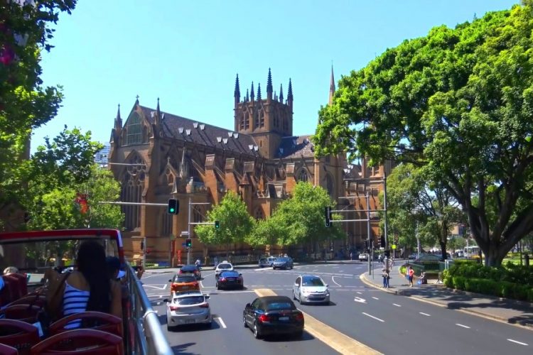 В сети Instagram популярность набирает страница обнаженных туристов