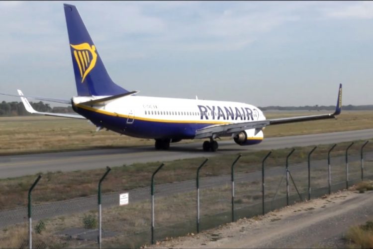 Авиакомпания Ryanair предлагает проверить размер багажа, не выходя из дома
