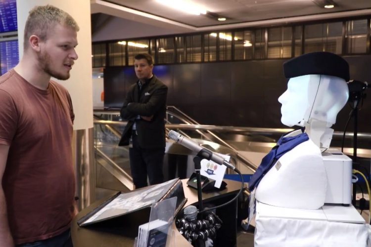 В аэропорту Франкфурта появился робот Франни