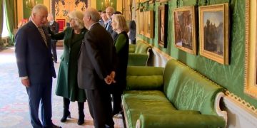 После реконструкции открывается королевская резиденция - замок Хиллсборо