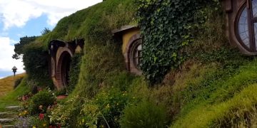 Соседи деревни Хоббитон в Новой Зеландии недовольны туристами