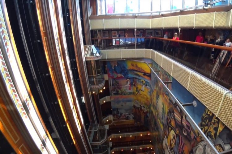 Пассажиров Carnival Cruise Line занесли в черный список за то, что они застряли в лифте