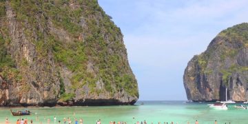 В бухте Майя части кораллового рифа приклеивают на суперклей