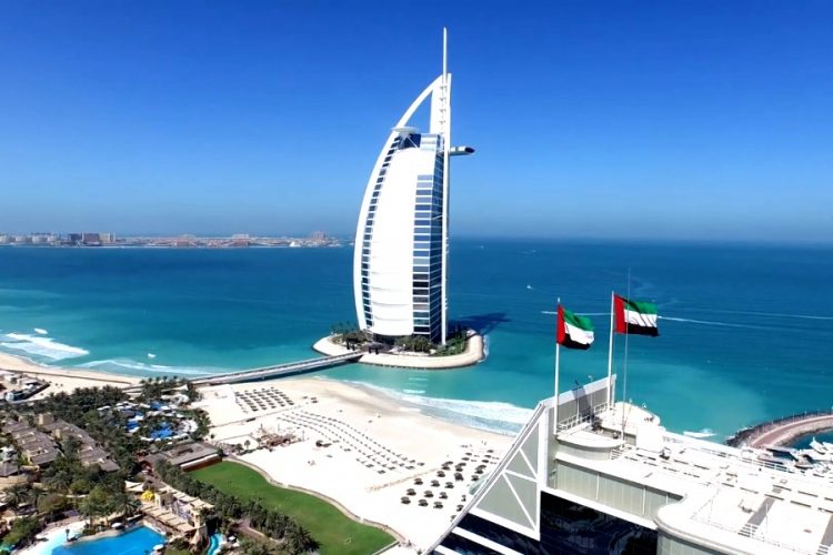 Такси в Дубае завершили установку возможности безналичной оплаты