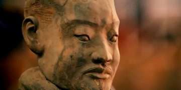 Решения по делу сломавшего палец терракотовому воину до сих пор нет