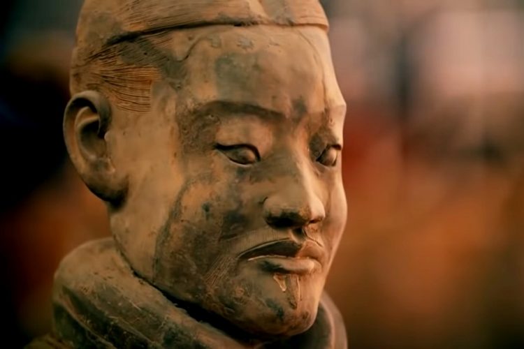 Решения по делу сломавшего палец терракотовому воину до сих пор нет