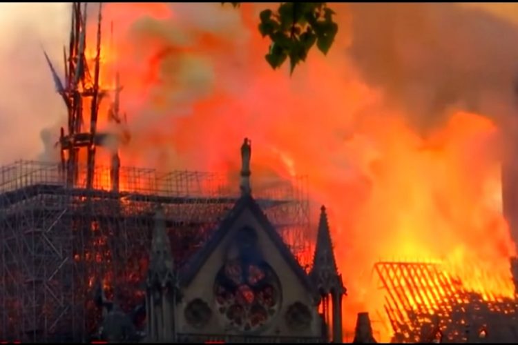 Рабочие курили в соборе Нотр-Дам