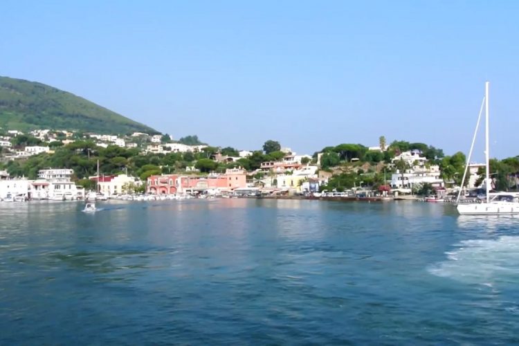 новость 10-05-2019 Итальянский остров Капри ввел запрет на одноразовую посуду