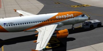 Авиакомпания easyJet не могла выгнать из туалета пассажира - разбиралась полиция