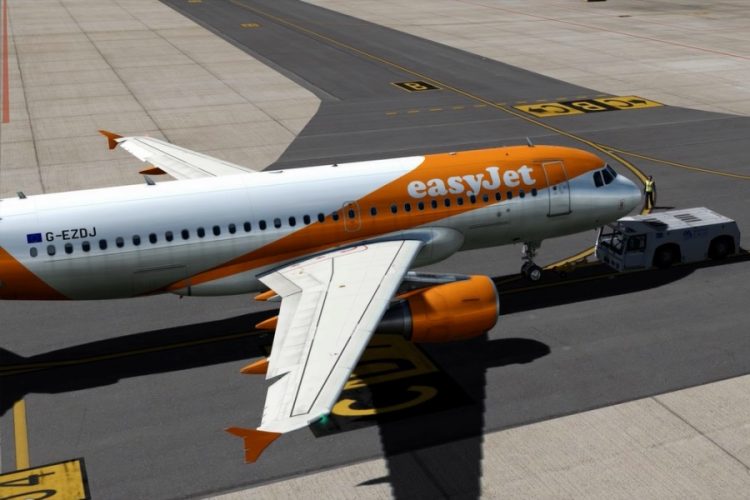 Авиакомпания easyJet не могла выгнать из туалета пассажира - разбиралась полиция