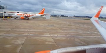 Самолет авиакомпании EasyJet едва не столкнулся во время взлета с другим бортом