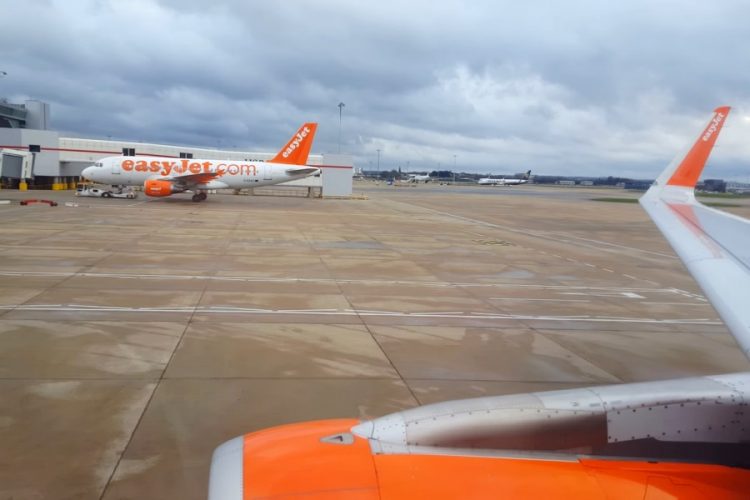 Самолет авиакомпании EasyJet едва не столкнулся во время взлета с другим бортом