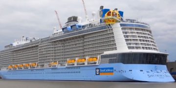 Дубай встретил круизный лайнер Spectrum of the Seas