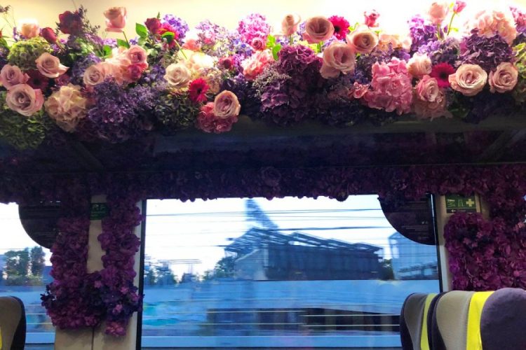 Хитроу Экспресс украсили цветами в честь выставки в Челси