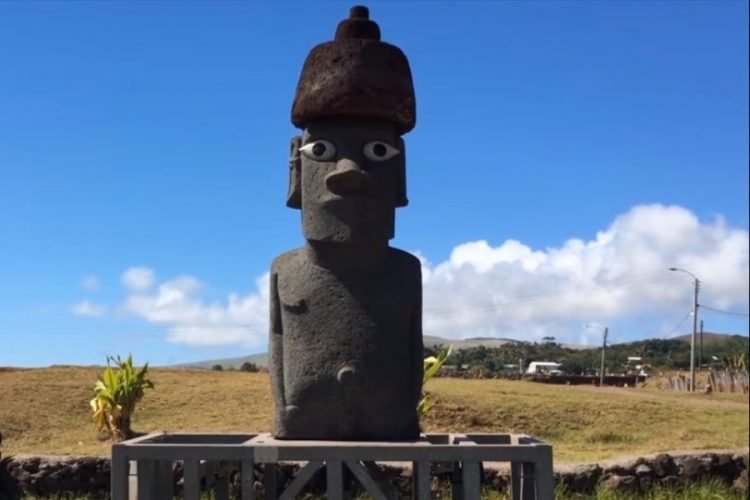 На острове Пасхи запретят ковырять в носу статуй