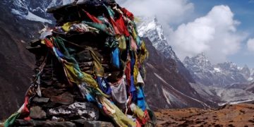 На горе Эверест гибнут люди из-за овертуризма
