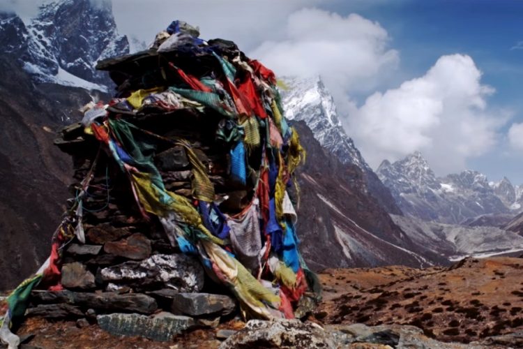 На горе Эверест гибнут люди из-за овертуризма