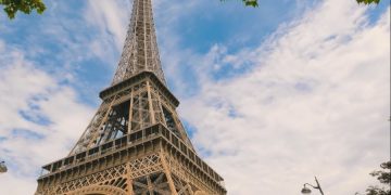 Мужчина пытался взобраться на Эйфелеву башню без разрешения