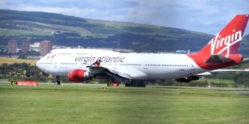 В Virgin Atlantic начала работать стюардесса без волос