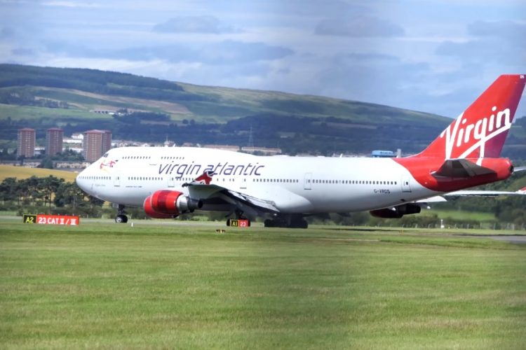 В Virgin Atlantic начала работать стюардесса без волос