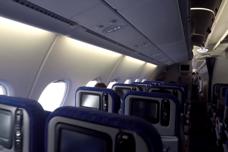 Самолет China Southern Airlines пострадал от града